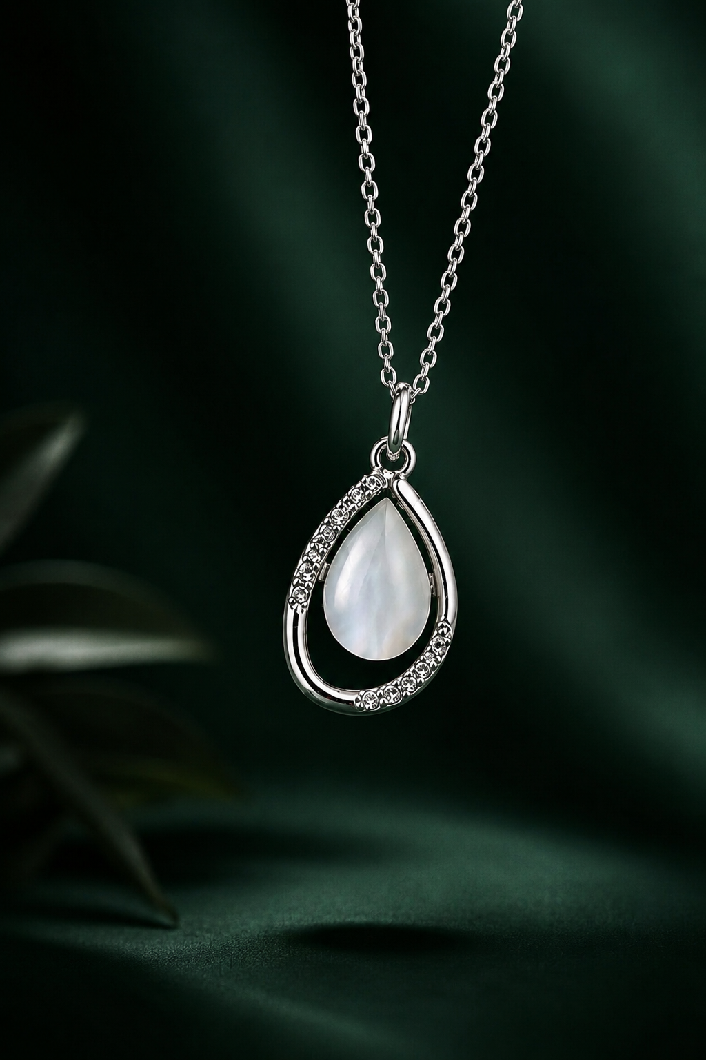 Élan Teardrop Pendant