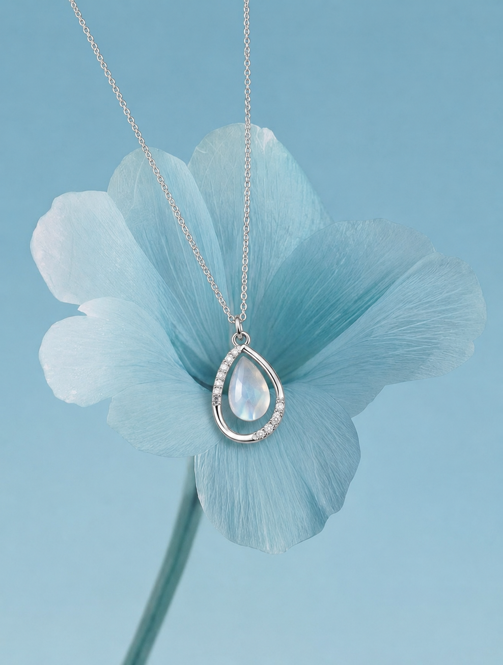 Élan Teardrop Pendant
